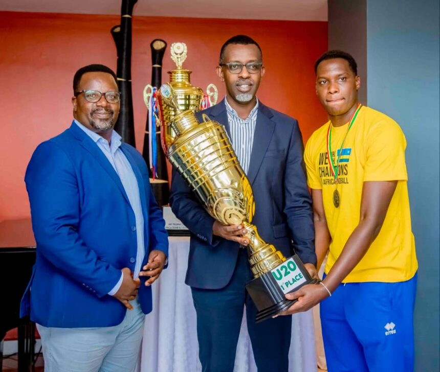 Handball: Minisitiri NYIRISHEMA yagiranye umusangiro n’ikipe y’Igihugu U20