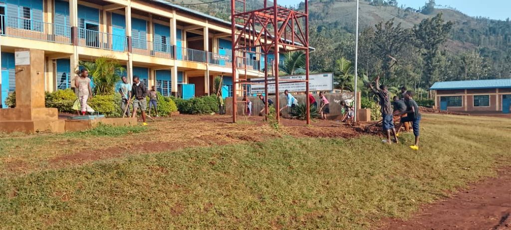 Rusizi – Hakozwe umuganda udasanzwe wo gutera imboga ku bigo by’amashuri